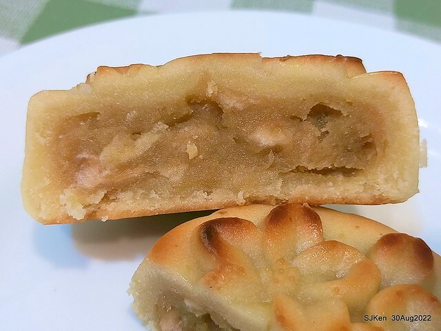 「微熱山丘中秋水果月餅禮盒」(Sunhills Mid-Autumn festival moon cakes with pineapple & apple stuffing cake store), Taipei, Taiwan, SJKen, Aug 30, 2022.