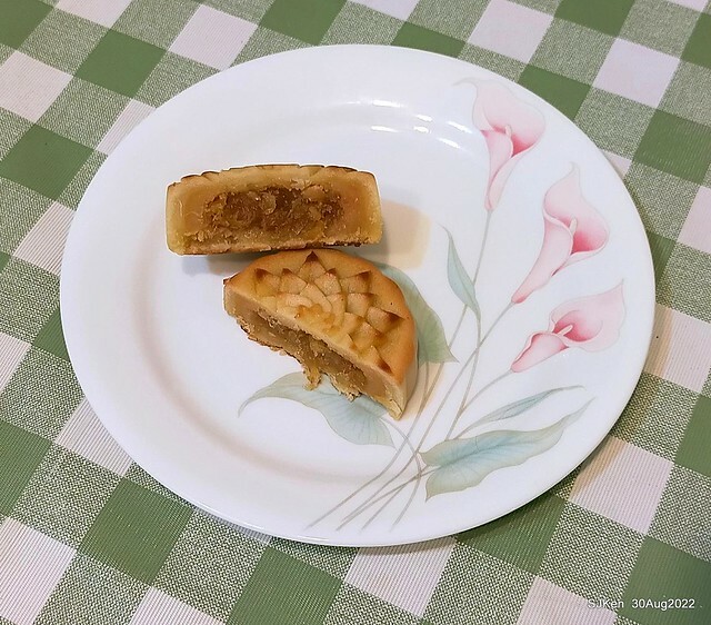 「微熱山丘中秋水果月餅禮盒」(Sunhills Mid-Autumn festival moon cakes with pineapple & apple stuffing cake store), Taipei, Taiwan, SJKen, Aug 30, 2022.
