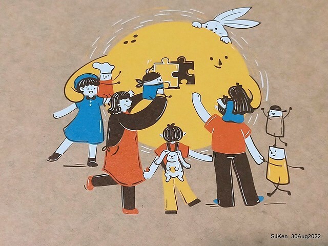 「微熱山丘中秋水果月餅禮盒」(Sunhills Mid-Autumn festival moon cakes with pineapple & apple stuffing cake store), Taipei, Taiwan, SJKen, Aug 30, 2022.