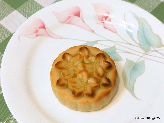 「微熱山丘中秋水果月餅禮盒」(Sunhills Mid-Autumn festival moon cakes with pineapple & apple stuffing cake store), Taipei, Taiwan, SJKen, Aug 30, 2022.
