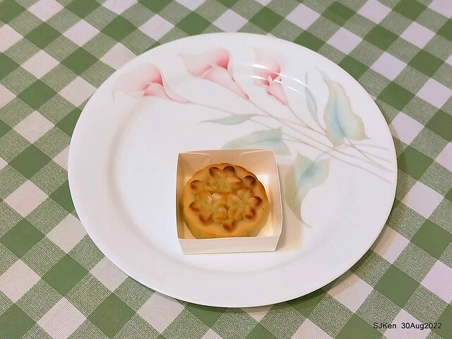 「微熱山丘中秋水果月餅禮盒」(Sunhills Mid-Autumn festival moon cakes with pineapple & apple stuffing cake store), Taipei, Taiwan, SJKen, Aug 30, 2022.