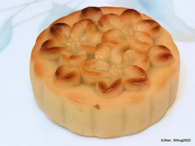 「微熱山丘中秋水果月餅禮盒」(Sunhills Mid-Autumn festival moon cakes with pineapple & apple stuffing cake store), Taipei, Taiwan, SJKen, Aug 30, 2022.