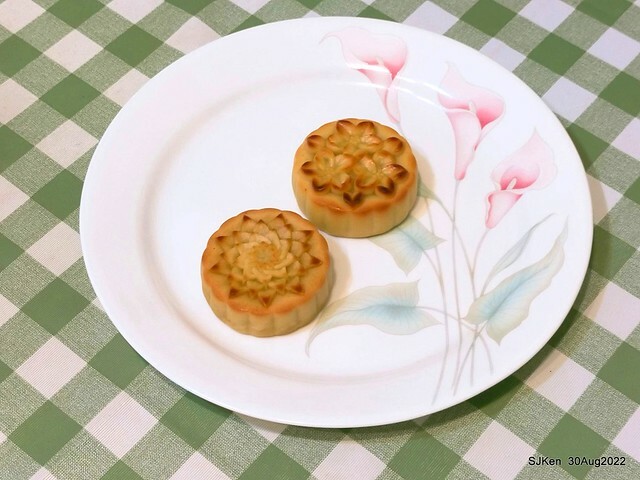 「微熱山丘中秋水果月餅禮盒」(Sunhills Mid-Autumn festival moon cakes with pineapple & apple stuffing cake store), Taipei, Taiwan, SJKen, Aug 30, 2022.