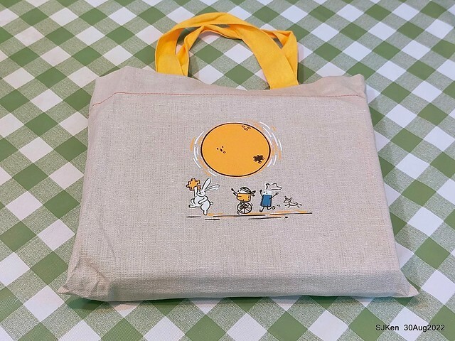 「微熱山丘中秋水果月餅禮盒」(Sunhills Mid-Autumn festival moon cakes with pineapple & apple stuffing cake store), Taipei, Taiwan, SJKen, Aug 30, 2022.