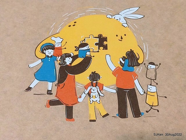 「微熱山丘中秋水果月餅禮盒」(Sunhills Mid-Autumn festival moon cakes with pineapple & apple stuffing cake store), Taipei, Taiwan, SJKen, Aug 30, 2022.