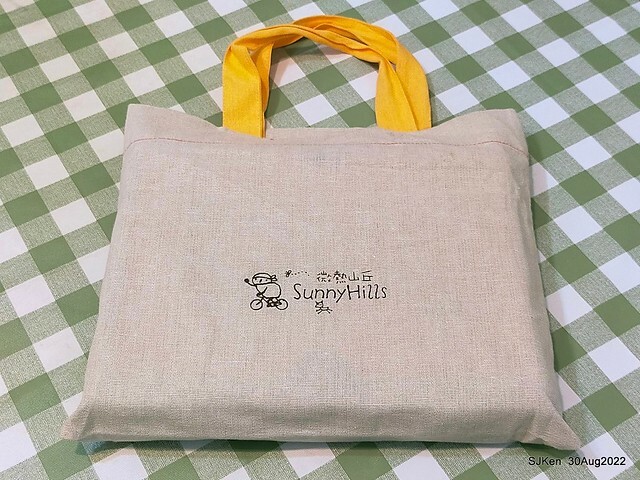 「微熱山丘中秋水果月餅禮盒」(Sunhills Mid-Autumn festival moon cakes with pineapple & apple stuffing cake store), Taipei, Taiwan, SJKen, Aug 30, 2022.