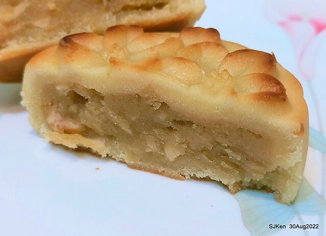 「微熱山丘中秋水果月餅禮盒」(Sunhills Mid-Autumn festival moon cakes with pineapple & apple stuffing cake store), Taipei, Taiwan, SJKen, Aug 30, 2022.