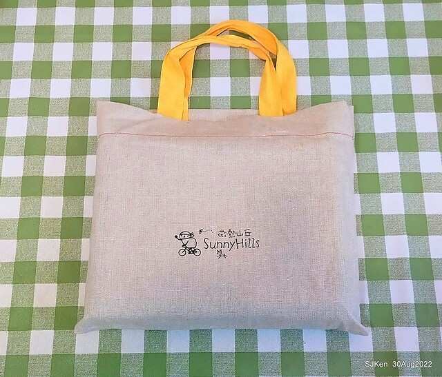 「微熱山丘中秋水果月餅禮盒」(Sunhills Mid-Autumn festival moon cakes with pineapple & apple stuffing cake store), Taipei, Taiwan, SJKen, Aug 30, 2022.