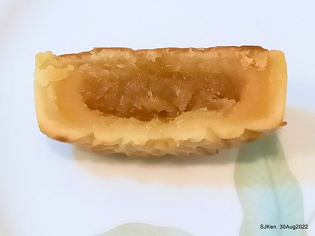 「微熱山丘中秋水果月餅禮盒」(Sunhills Mid-Autumn festival moon cakes with pineapple & apple stuffing cake store), Taipei, Taiwan, SJKen, Aug 30, 2022.