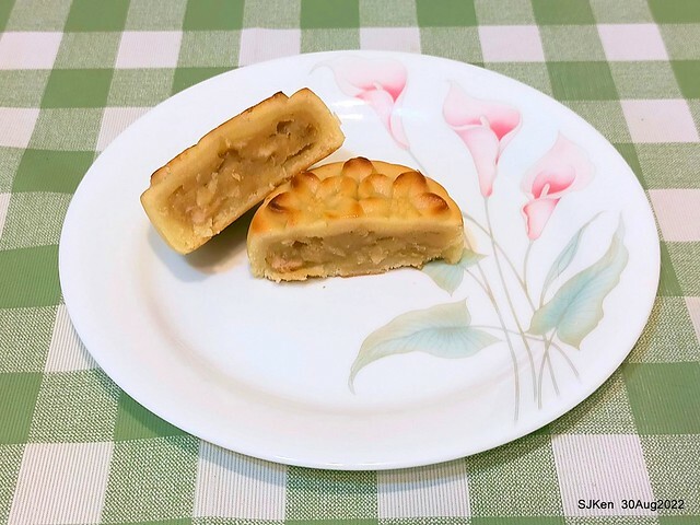 「微熱山丘中秋水果月餅禮盒」(Sunhills Mid-Autumn festival moon cakes with pineapple & apple stuffing cake store), Taipei, Taiwan, SJKen, Aug 30, 2022.
