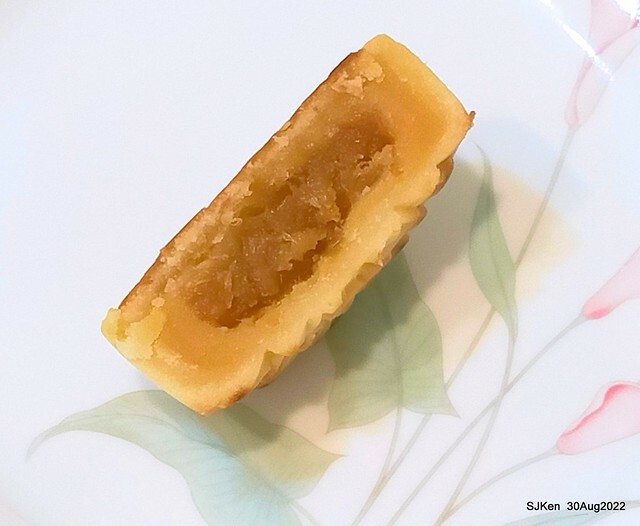 「微熱山丘中秋水果月餅禮盒」(Sunhills Mid-Autumn festival moon cakes with pineapple & apple stuffing cake store), Taipei, Taiwan, SJKen, Aug 30, 2022.