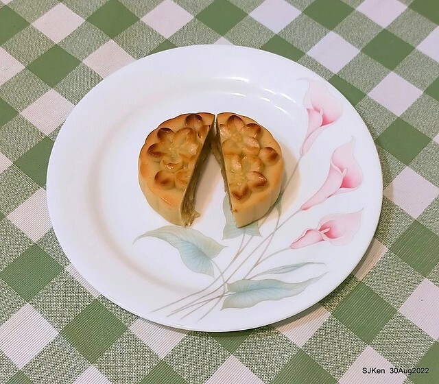 「微熱山丘中秋水果月餅禮盒」(Sunhills Mid-Autumn festival moon cakes with pineapple & apple stuffing cake store), Taipei, Taiwan, SJKen, Aug 30, 2022.