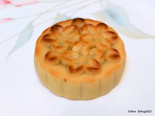 「微熱山丘中秋水果月餅禮盒」(Sunhills Mid-Autumn festival moon cakes with pineapple & apple stuffing cake store), Taipei, Taiwan, SJKen, Aug 30, 2022.