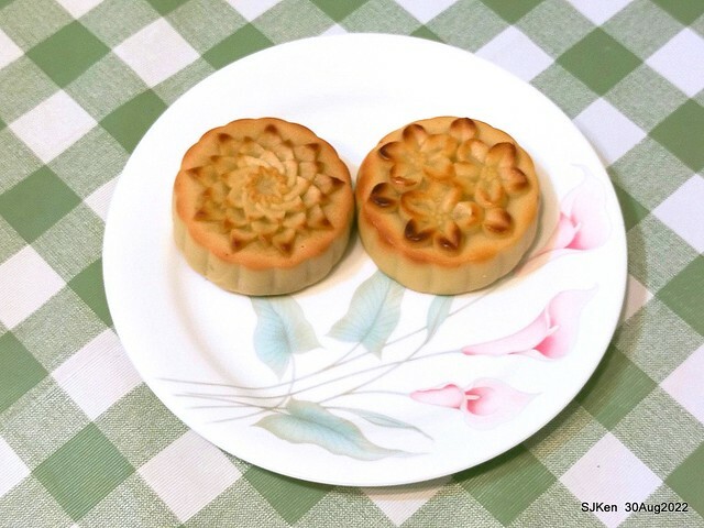 「微熱山丘中秋水果月餅禮盒」(Sunhills Mid-Autumn festival moon cakes with pineapple & apple stuffing cake store), Taipei, Taiwan, SJKen, Aug 30, 2022.