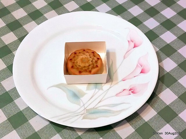「微熱山丘中秋水果月餅禮盒」(Sunhills Mid-Autumn festival moon cakes with pineapple & apple stuffing cake store), Taipei, Taiwan, SJKen, Aug 30, 2022.