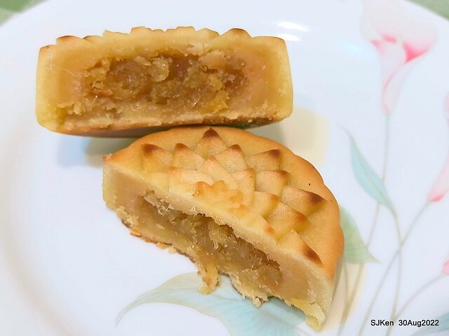 「微熱山丘中秋水果月餅禮盒」(Sunhills Mid-Autumn festival moon cakes with pineapple & apple stuffing cake store), Taipei, Taiwan, SJKen, Aug 30, 2022.