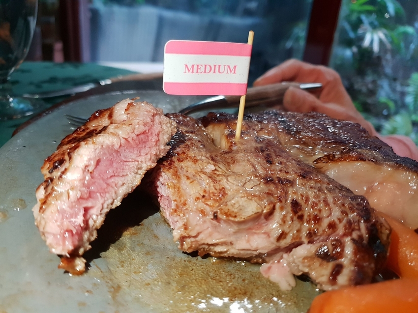 230457.jpg - 【台北.中山區】亞里士牛排老牌西餐廳外國人的最愛。有提供商業午餐。台味的牛排