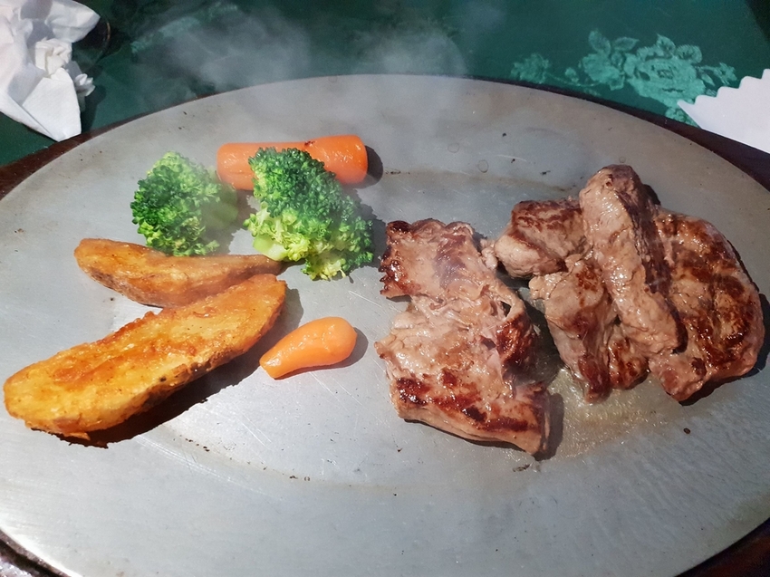 230460.jpg - 【台北.中山區】亞里士牛排老牌西餐廳外國人的最愛。有提供商業午餐。台味的牛排