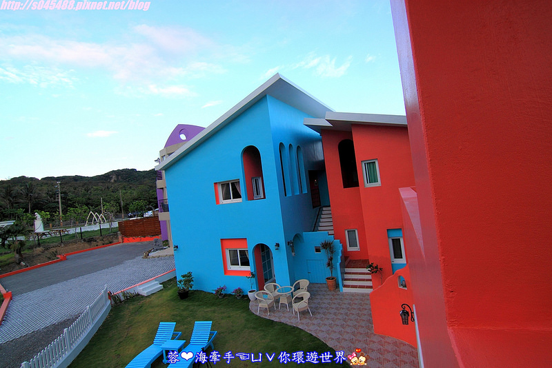 【宿▍屏東】美好墾丁旅閣ღ漆上鮮艷的色彩,像掉進了童話故事的小屋