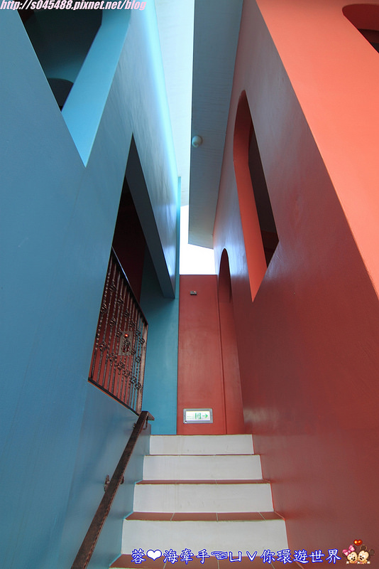 【宿▍屏東】美好墾丁旅閣ღ漆上鮮艷的色彩,像掉進了童話故事的小屋