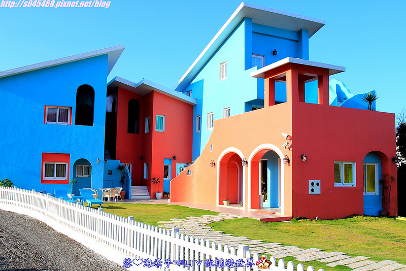 【宿▍屏東】美好墾丁旅閣ღ漆上鮮艷的色彩,像掉進了童話故事的小屋