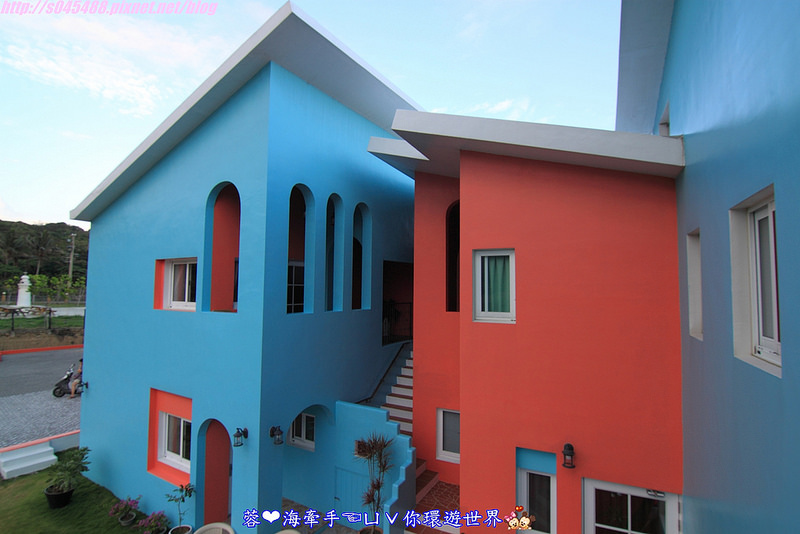 【宿▍屏東】美好墾丁旅閣ღ漆上鮮艷的色彩,像掉進了童話故事的小屋