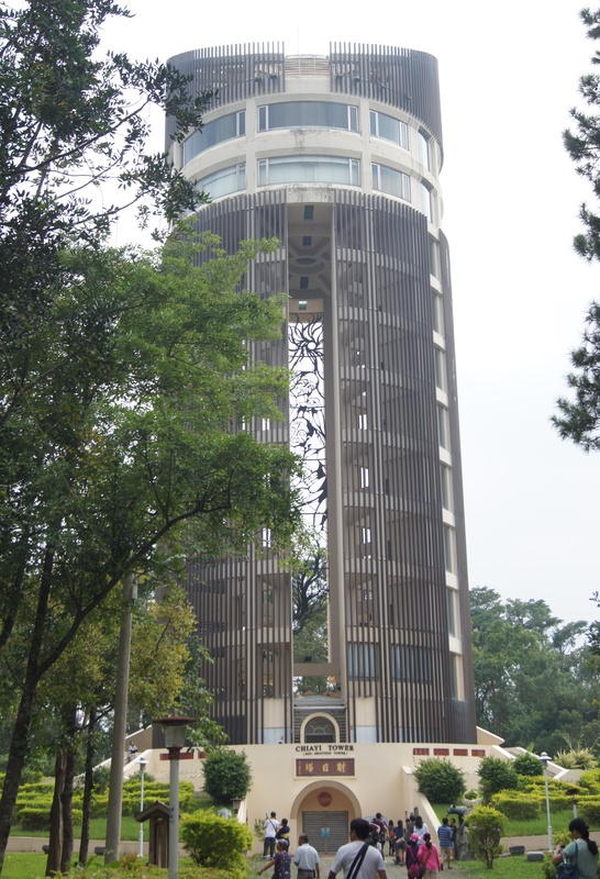 桃城好好玩 嘉義一日遊，嘉義公園、阿里山老火車、賑災紀念碑、12門古砲、有國徽的涼亭、孔廟與忠烈祠、嘉義市立棒球場