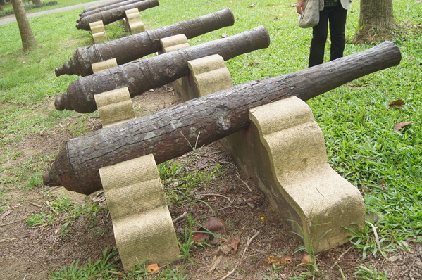 桃城好好玩 嘉義一日遊，嘉義公園、阿里山老火車、賑災紀念碑、12門古砲、有國徽的涼亭、孔廟與忠烈祠、嘉義市立棒球場