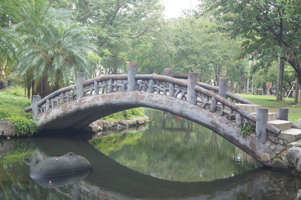 桃城好好玩 嘉義一日遊，嘉義公園、阿里山老火車、賑災紀念碑、12門古砲、有國徽的涼亭、孔廟與忠烈祠、嘉義市立棒球場