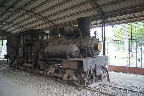 桃城好好玩 嘉義一日遊，嘉義公園、阿里山老火車、賑災紀念碑、12門古砲、有國徽的涼亭、孔廟與忠烈祠、嘉義市立棒球場
