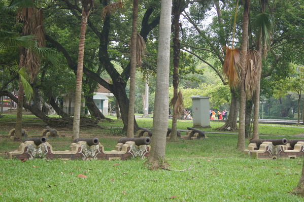 桃城好好玩 嘉義一日遊，嘉義公園、阿里山老火車、賑災紀念碑、12門古砲、有國徽的涼亭、孔廟與忠烈祠、嘉義市立棒球場