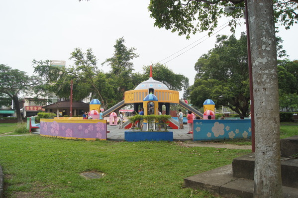 桃城好好玩 嘉義一日遊，嘉義公園、阿里山老火車、賑災紀念碑、12門古砲、有國徽的涼亭、孔廟與忠烈祠、嘉義市立棒球場