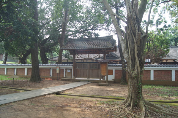 桃城好好玩 嘉義一日遊，嘉義公園、阿里山老火車、賑災紀念碑、12門古砲、有國徽的涼亭、孔廟與忠烈祠、嘉義市立棒球場