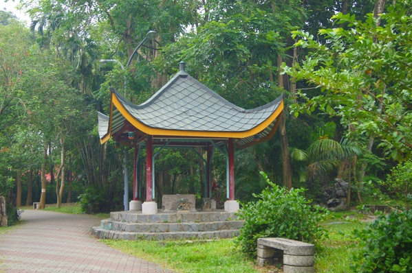桃城好好玩 嘉義一日遊，嘉義公園、阿里山老火車、賑災紀念碑、12門古砲、有國徽的涼亭、孔廟與忠烈祠、嘉義市立棒球場