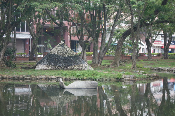 桃城好好玩 嘉義一日遊，嘉義公園、阿里山老火車、賑災紀念碑、12門古砲、有國徽的涼亭、孔廟與忠烈祠、嘉義市立棒球場