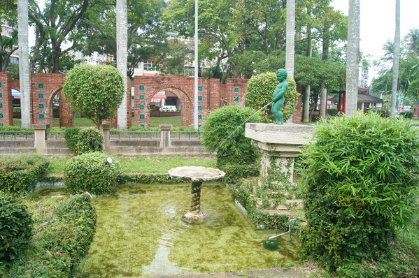 桃城好好玩 嘉義一日遊，嘉義公園、阿里山老火車、賑災紀念碑、12門古砲、有國徽的涼亭、孔廟與忠烈祠、嘉義市立棒球場