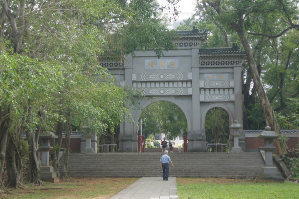 桃城好好玩 嘉義一日遊，嘉義公園、阿里山老火車、賑災紀念碑、12門古砲、有國徽的涼亭、孔廟與忠烈祠、嘉義市立棒球場