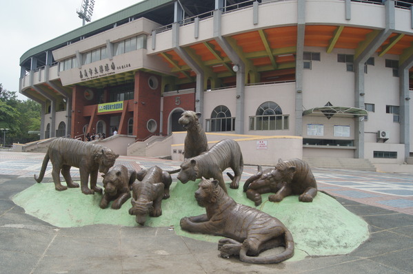 桃城好好玩 嘉義一日遊，嘉義公園、阿里山老火車、賑災紀念碑、12門古砲、有國徽的涼亭、孔廟與忠烈祠、嘉義市立棒球場