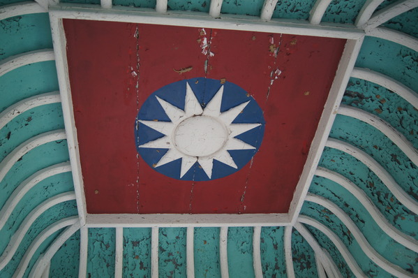 桃城好好玩 嘉義一日遊，嘉義公園、阿里山老火車、賑災紀念碑、12門古砲、有國徽的涼亭、孔廟與忠烈祠、嘉義市立棒球場