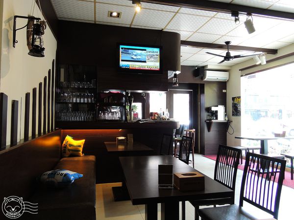 公海Gong High:【星羽愛美食-台中】平價美味早午餐,青醬麵包和炸物好好吃,漢堡肉排又厚又多汁~公海Gong High。 公海Gong High:【星羽愛美食-台中】平價美味早午餐,青醬麵包和炸物好好吃,漢堡肉排又厚又多汁~公海Gong High。