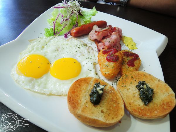 公海Gong High:【星羽愛美食-台中】平價美味早午餐,青醬麵包和炸物好好吃,漢堡肉排又厚又多汁~公海Gong High。 公海Gong High:【星羽愛美食-台中】平價美味早午餐,青醬麵包和炸物好好吃,漢堡肉排又厚又多汁~公海Gong High。