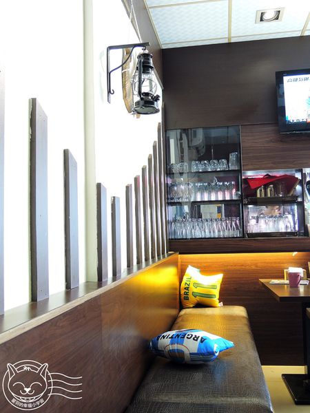 公海Gong High:【星羽愛美食-台中】平價美味早午餐,青醬麵包和炸物好好吃,漢堡肉排又厚又多汁~公海Gong High。 公海Gong High:【星羽愛美食-台中】平價美味早午餐,青醬麵包和炸物好好吃,漢堡肉排又厚又多汁~公海Gong High。