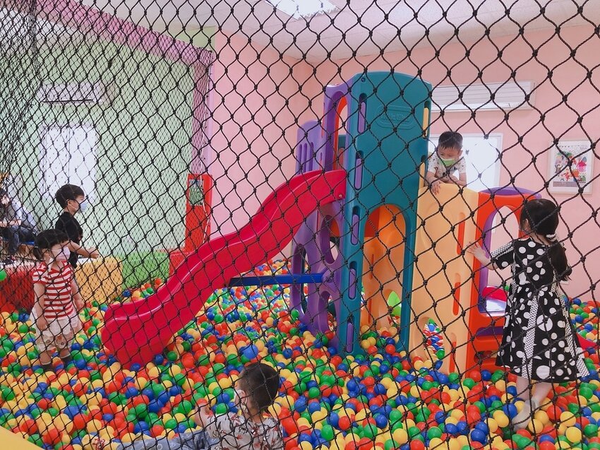 球池溜滑梯.JPG 球池溜滑梯.JPG
