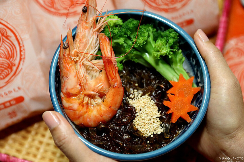 高雄市前金區【宅配美食】五星漢來美食在家輕鬆吃 來拌麵酸辣粉讓你吃宵夜不怕胖  砂鍋龍膽海鮮鍋火鍋湯底讓你在家嚐好