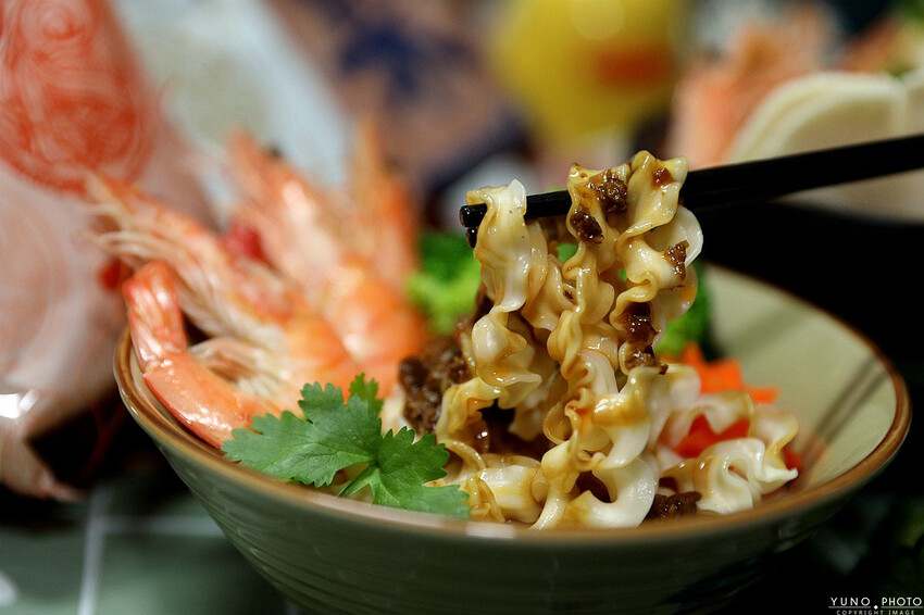 高雄市前金區【宅配美食】五星漢來美食在家輕鬆吃 來拌麵酸辣粉讓你吃宵夜不怕胖  砂鍋龍膽海鮮鍋火鍋湯底讓你在家嚐好