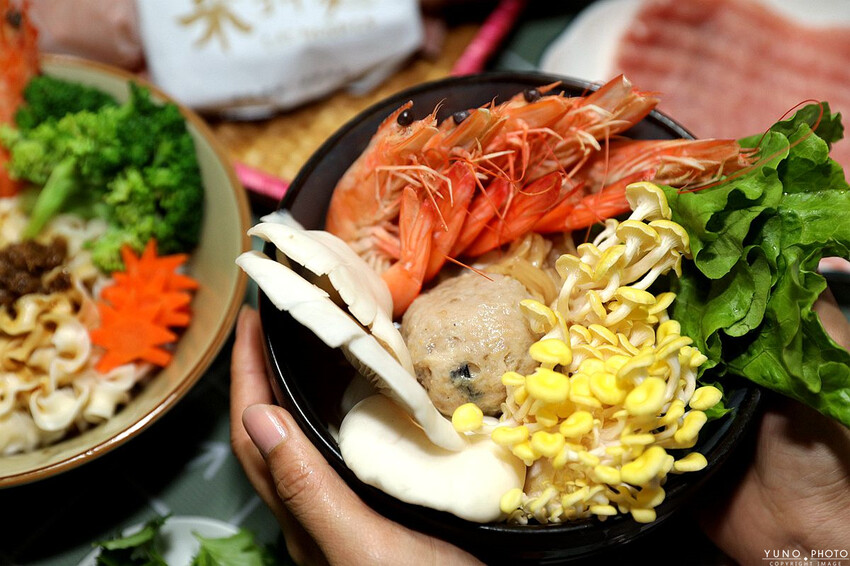 高雄市前金區【宅配美食】五星漢來美食在家輕鬆吃 來拌麵酸辣粉讓你吃宵夜不怕胖  砂鍋龍膽海鮮鍋火鍋湯底讓你在家嚐好