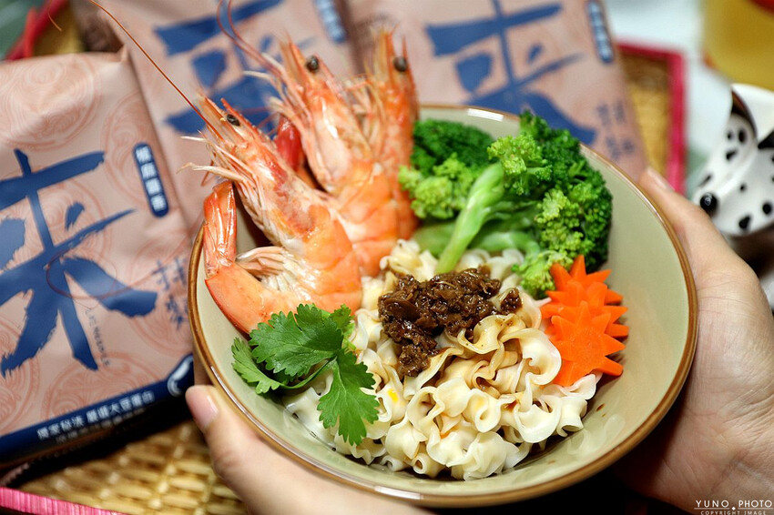 高雄市前金區【宅配美食】五星漢來美食在家輕鬆吃 來拌麵酸辣粉讓你吃宵夜不怕胖  砂鍋龍膽海鮮鍋火鍋湯底讓你在家嚐好