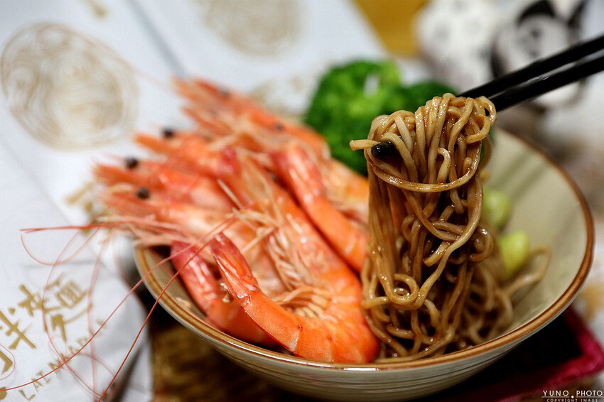 高雄市前金區【宅配美食】五星漢來美食在家輕鬆吃 來拌麵酸辣粉讓你吃宵夜不怕胖  砂鍋龍膽海鮮鍋火鍋湯底讓你在家嚐好