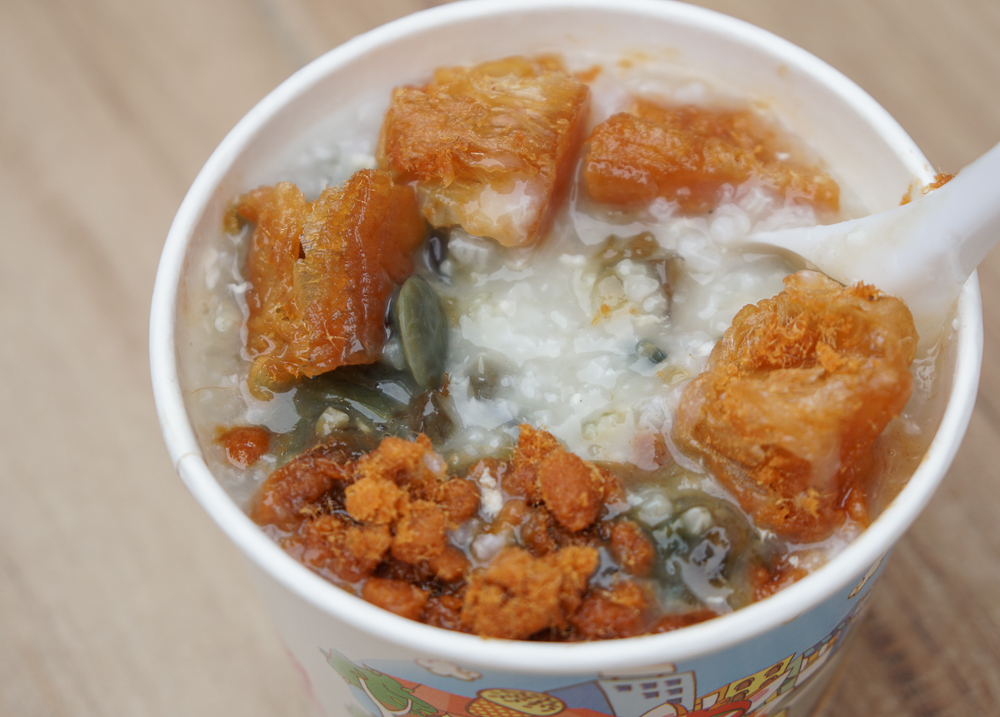 [台中北屯美食]日出廣東粥飯糰-早上六點開始排隊~銅板價料多廣東粥! - 美食好芃友