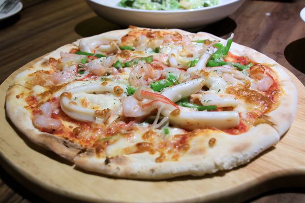 Duke's Pizza：【新北市三重食記】DUKE'S PIZZA 頂級義式薄皮披薩/台北橋站三合夜市美食/連鱷魚也超愛/自製創意PIZZA/平價餐廳